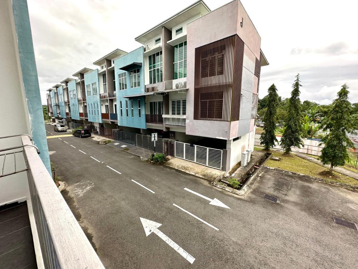Springfield 3-Storey Cheerful Townhouse #Yoyo Homestay Sandakan Exterior foto